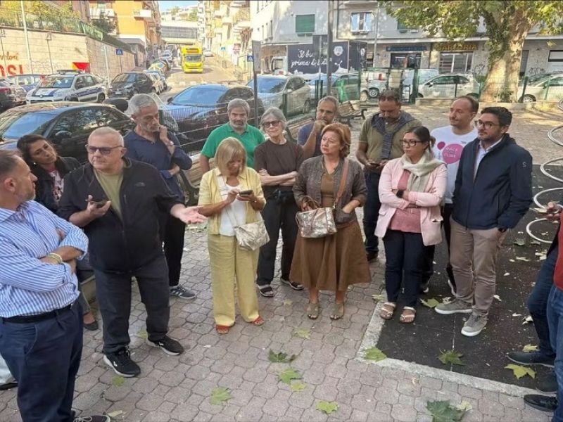 Piazza Giovenale, presentato il progetto definitivo: attraversamento pedonale e dissuasori davanti all’edicola