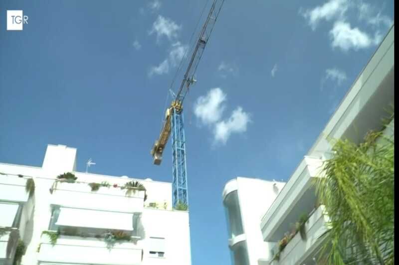 Gru abbandonata da sette anni in via Lattanzio: esposto del Comitato Balduina’S per rischio alla sicurezza