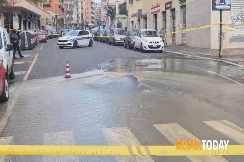 Balduina: si rompe una tubatura e la via si allaga. Strada chiusa e traffico in tilt (video) (RomaToday)