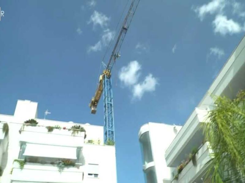 Gru abbandonata da sette anni in via Lattanzio: esposto del Comitato Balduina’S per rischio alla sicurezza