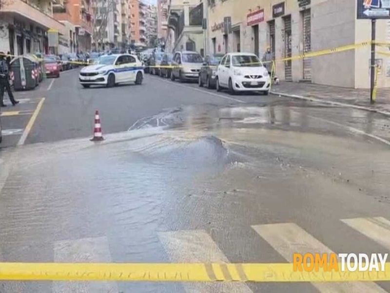 Balduina: si rompe una tubatura e la via si allaga. Strada chiusa e traffico in tilt (video) (RomaToday)
