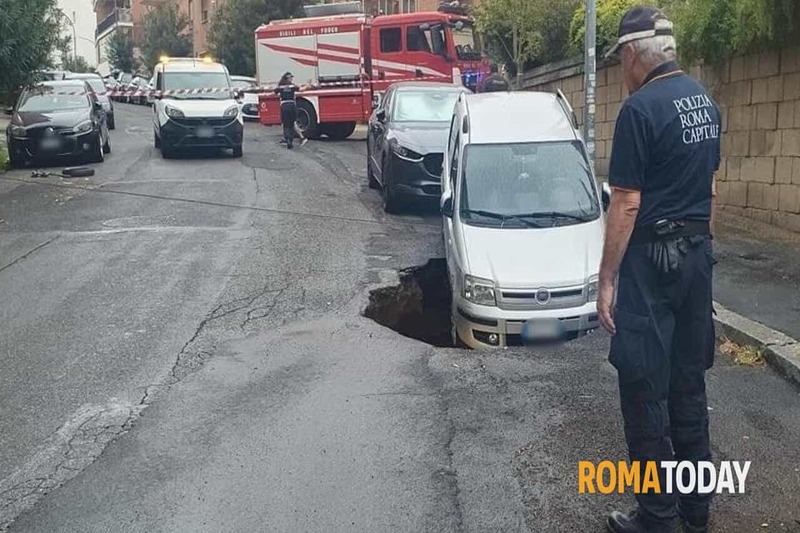 Voragine a Balduina: auto in bilico sulla maxi buca (RomaToday)